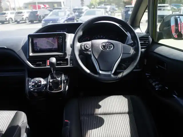 トヨタ ヴォクシー ZS 千葉県 2017(平29)年 5.5万km ブラック 205/60R16/Toyota Safety Sense/・プリクラッシュセーフティ/・レーンディパーチャーアラート/・オートハイビーム/クルーズコントロール/両側パワースライドドア/社外メモリーナビ/地デジTV/【DVD/CD再生機能　Bluetooth接続】/バックカメラ/フリップダウンモニター（RSH10S-L）/ドライブレコーダー（DRT-H66A）/革巻きステアリング/ETC/LEDヘッドライト/フォグライト/ウインカーミラー/純正16インチアルミホイル/スマートキー