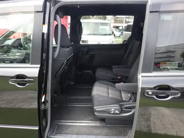 トヨタ ヴォクシー ZS 千葉県 2017(平29)年 5.5万km ブラック 205/60R16/Toyota Safety Sense/・プリクラッシュセーフティ/・レーンディパーチャーアラート/・オートハイビーム/クルーズコントロール/両側パワースライドドア/社外メモリーナビ/地デジTV/【DVD/CD再生機能　Bluetooth接続】/バックカメラ/フリップダウンモニター（RSH10S-L）/ドライブレコーダー（DRT-H66A）/革巻きステアリング/ETC/LEDヘッドライト/フォグライト/ウインカーミラー/純正16インチアルミホイル/スマートキー