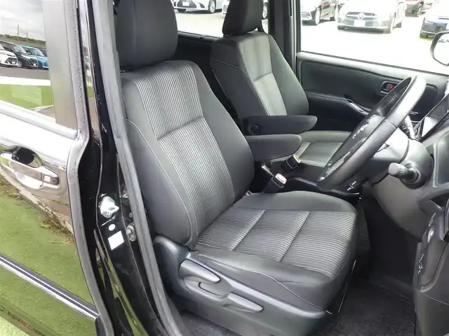 トヨタ ヴォクシー ZS 千葉県 2017(平29)年 5.5万km ブラック 205/60R16/Toyota Safety Sense/・プリクラッシュセーフティ/・レーンディパーチャーアラート/・オートハイビーム/クルーズコントロール/両側パワースライドドア/社外メモリーナビ/地デジTV/【DVD/CD再生機能　Bluetooth接続】/バックカメラ/フリップダウンモニター（RSH10S-L）/ドライブレコーダー（DRT-H66A）/革巻きステアリング/ETC/LEDヘッドライト/フォグライト/ウインカーミラー/純正16インチアルミホイル/スマートキー