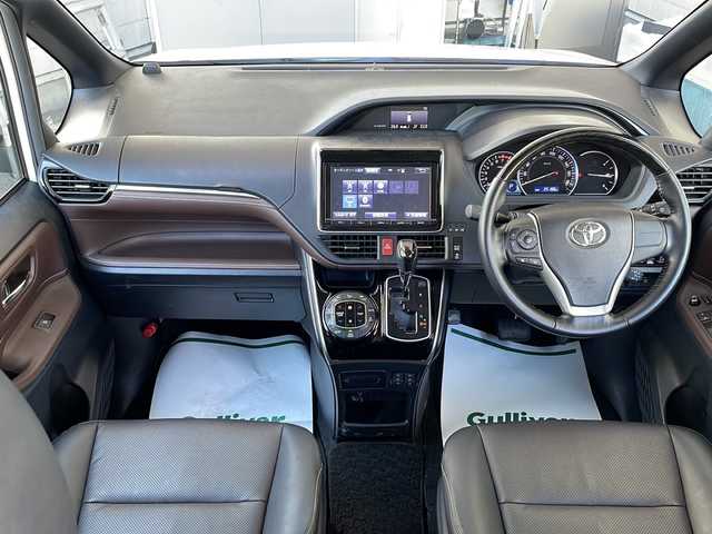 トヨタ エスクァイア Gi 神奈川県 2015(平27)年 2.6万km ホワイトパールクリスタルシャイン ワンオーナー/TRDエアロ/純正ディーラーナビ(CD/SD/BT/フルセグTV)/バックカメラ/純正フリップダウンモニター/両側パワースライドドア/クルーズコントロール/アイドリングストップ/オートハイビーム/レザーシート/D/N席シートヒーター/ビルトインETC/前方ドライブレコーダー/オートミラー/オートライト/純正フロアマット/ISOFIX/スペアキー×1/保証書/取扱説明書