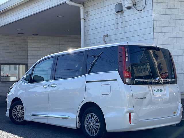 トヨタ エスクァイア Gi 神奈川県 2015(平27)年 2.6万km ホワイトパールクリスタルシャイン ワンオーナー/TRDエアロ/純正ディーラーナビ(CD/SD/BT/フルセグTV)/バックカメラ/純正フリップダウンモニター/両側パワースライドドア/クルーズコントロール/アイドリングストップ/オートハイビーム/レザーシート/D/N席シートヒーター/ビルトインETC/前方ドライブレコーダー/オートミラー/オートライト/純正フロアマット/ISOFIX/スペアキー×1/保証書/取扱説明書