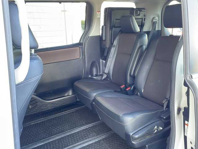 トヨタ エスクァイア Gi 神奈川県 2015(平27)年 2.6万km ホワイトパールクリスタルシャイン ワンオーナー/TRDエアロ/純正ディーラーナビ(CD/SD/BT/フルセグTV)/バックカメラ/純正フリップダウンモニター/両側パワースライドドア/クルーズコントロール/アイドリングストップ/オートハイビーム/レザーシート/D/N席シートヒーター/ビルトインETC/前方ドライブレコーダー/オートミラー/オートライト/純正フロアマット/ISOFIX/スペアキー×1/保証書/取扱説明書