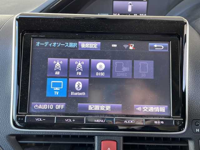 トヨタ エスクァイア Gi 神奈川県 2015(平27)年 2.6万km ホワイトパールクリスタルシャイン ワンオーナー/TRDエアロ/純正ディーラーナビ(CD/SD/BT/フルセグTV)/バックカメラ/純正フリップダウンモニター/両側パワースライドドア/クルーズコントロール/アイドリングストップ/オートハイビーム/レザーシート/D/N席シートヒーター/ビルトインETC/前方ドライブレコーダー/オートミラー/オートライト/純正フロアマット/ISOFIX/スペアキー×1/保証書/取扱説明書