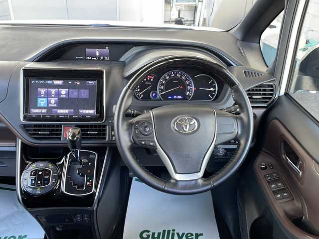 トヨタ エスクァイア Gi 神奈川県 2015(平27)年 2.6万km ホワイトパールクリスタルシャイン ワンオーナー/TRDエアロ/純正ディーラーナビ(CD/SD/BT/フルセグTV)/バックカメラ/純正フリップダウンモニター/両側パワースライドドア/クルーズコントロール/アイドリングストップ/オートハイビーム/レザーシート/D/N席シートヒーター/ビルトインETC/前方ドライブレコーダー/オートミラー/オートライト/純正フロアマット/ISOFIX/スペアキー×1/保証書/取扱説明書