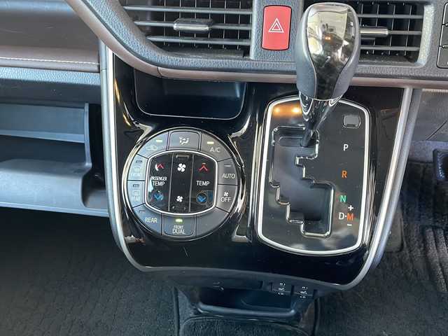 トヨタ エスクァイア Gi 神奈川県 2015(平27)年 2.6万km ホワイトパールクリスタルシャイン ワンオーナー/TRDエアロ/純正ディーラーナビ(CD/SD/BT/フルセグTV)/バックカメラ/純正フリップダウンモニター/両側パワースライドドア/クルーズコントロール/アイドリングストップ/オートハイビーム/レザーシート/D/N席シートヒーター/ビルトインETC/前方ドライブレコーダー/オートミラー/オートライト/純正フロアマット/ISOFIX/スペアキー×1/保証書/取扱説明書