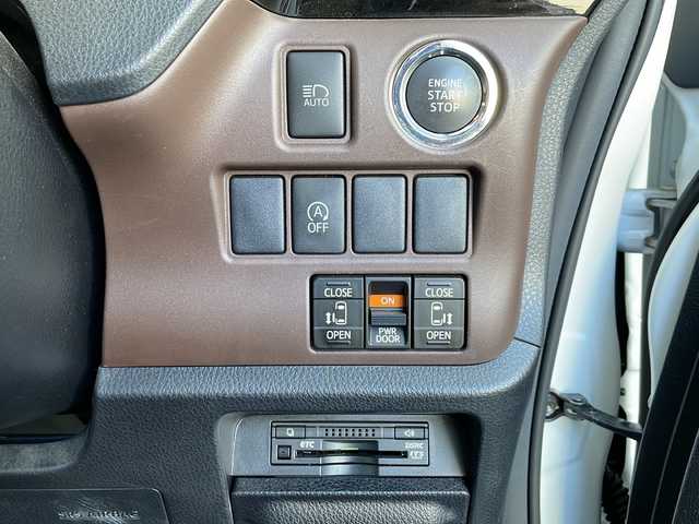 トヨタ エスクァイア Gi 神奈川県 2015(平27)年 2.6万km ホワイトパールクリスタルシャイン ワンオーナー/TRDエアロ/純正ディーラーナビ(CD/SD/BT/フルセグTV)/バックカメラ/純正フリップダウンモニター/両側パワースライドドア/クルーズコントロール/アイドリングストップ/オートハイビーム/レザーシート/D/N席シートヒーター/ビルトインETC/前方ドライブレコーダー/オートミラー/オートライト/純正フロアマット/ISOFIX/スペアキー×1/保証書/取扱説明書