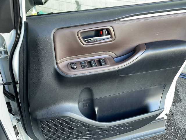 トヨタ エスクァイア Gi 神奈川県 2015(平27)年 2.6万km ホワイトパールクリスタルシャイン ワンオーナー/TRDエアロ/純正ディーラーナビ(CD/SD/BT/フルセグTV)/バックカメラ/純正フリップダウンモニター/両側パワースライドドア/クルーズコントロール/アイドリングストップ/オートハイビーム/レザーシート/D/N席シートヒーター/ビルトインETC/前方ドライブレコーダー/オートミラー/オートライト/純正フロアマット/ISOFIX/スペアキー×1/保証書/取扱説明書