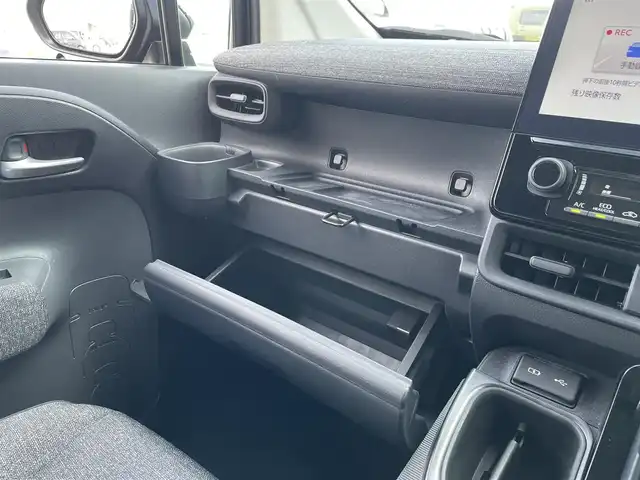 トヨタ シエンタ ハイブリッド Z 佐賀県 2024(令6)年 1.5万km ブラック 純正10.5インチディスプレイオーディオ（ナビ機能付)/・フルセグTV/AM/FM/USB/Bluetooth/パノラミックビューモニター/前後ドライブレコーダー(ディスプレイ内)/ビルトインETC2.0/両側パワースライドドア/後席サンシェード/ISOFIX対応/革巻きステアリング/ステアリングリモコン/純正15インチアルミホイール/純正LEDヘッドライト/・オートマチックハイビーム/純正ドアバイザ―/新車保証書/取扱説明書/トヨタセーフティセンス/・レーダークルーズコントロール/・レーンディパーチャーアラート/・ブラインドスポットモニター/・プリクラッシュセーフティ/・プロアクティブドライビングアシスト/・前後クリアランスソナー/・リヤクロストラフィックアラート/・パーキングサポートブレーキ/・ロードサインアシスト