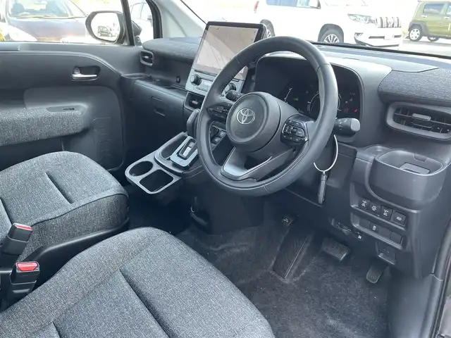 トヨタ シエンタ ハイブリッド Z 佐賀県 2024(令6)年 1.5万km ブラック 純正10.5インチディスプレイオーディオ（ナビ機能付)/・フルセグTV/AM/FM/USB/Bluetooth/パノラミックビューモニター/前後ドライブレコーダー(ディスプレイ内)/ビルトインETC2.0/両側パワースライドドア/後席サンシェード/ISOFIX対応/革巻きステアリング/ステアリングリモコン/純正15インチアルミホイール/純正LEDヘッドライト/・オートマチックハイビーム/純正ドアバイザ―/新車保証書/取扱説明書/トヨタセーフティセンス/・レーダークルーズコントロール/・レーンディパーチャーアラート/・ブラインドスポットモニター/・プリクラッシュセーフティ/・プロアクティブドライビングアシスト/・前後クリアランスソナー/・リヤクロストラフィックアラート/・パーキングサポートブレーキ/・ロードサインアシスト