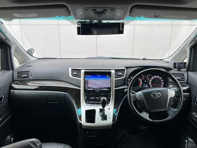 トヨタ ヴェルファイア 2．4Z ゴールデンアイズⅡ 埼玉県 2014(平26)年 15万km ブラック (株)IDOMが運営する【じしゃロン熊谷店】の自社ローン専用車両になりますこちらは現金またはオートローンご利用時の価格です。自社ローンご希望の方は別途その旨お申付け下さい/アルパイン9型SDナビ　EX009V/（CD/DVD/DTV/Bluetooth/SD/USB）/アルパイン10.2型フリップダウンモニター　TMX-R3000/サンルーフ/バックカメラ/ハーフレザーシート/レザー調シートカバー/前後ドライブレコーダー/前席シートヒーター/クルーズコントロール/両側パワースライドドア/ステアリングスイッチ/ビルトインETC/HIDヘッドライト/純正フロアマット/純正18インチAW/スマートキー