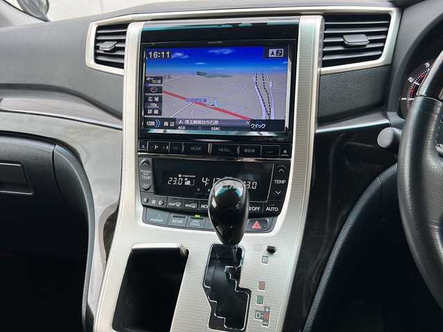 トヨタ ヴェルファイア 2．4Z ゴールデンアイズⅡ 埼玉県 2014(平26)年 15万km ブラック (株)IDOMが運営する【じしゃロン熊谷店】の自社ローン専用車両になりますこちらは現金またはオートローンご利用時の価格です。自社ローンご希望の方は別途その旨お申付け下さい/アルパイン9型SDナビ　EX009V/（CD/DVD/DTV/Bluetooth/SD/USB）/アルパイン10.2型フリップダウンモニター　TMX-R3000/サンルーフ/バックカメラ/ハーフレザーシート/レザー調シートカバー/前後ドライブレコーダー/前席シートヒーター/クルーズコントロール/両側パワースライドドア/ステアリングスイッチ/ビルトインETC/HIDヘッドライト/純正フロアマット/純正18インチAW/スマートキー