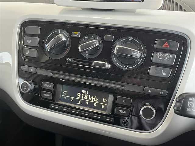 フォルクスワーゲン アップ！ ホワイトアップ！ 山形県 2013(平25)年 4.1万km 白 限定車600台/純正ナビ/・ワンセグTV/オーディオ/・CD/AUX/ドライブレコーダー/キーレス/ETC/純正16インチAWサマータイヤ装着/純正AWスタッドレスタイヤ車載