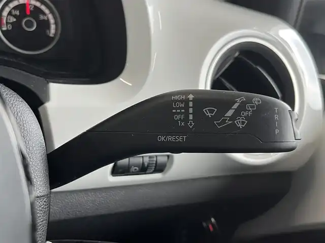 フォルクスワーゲン アップ！ ホワイトアップ！ 山形県 2013(平25)年 4.1万km 白 限定車600台/純正ナビ/・ワンセグTV/オーディオ/・CD/AUX/ドライブレコーダー/キーレス/ETC/純正16インチAWサマータイヤ装着/純正AWスタッドレスタイヤ車載