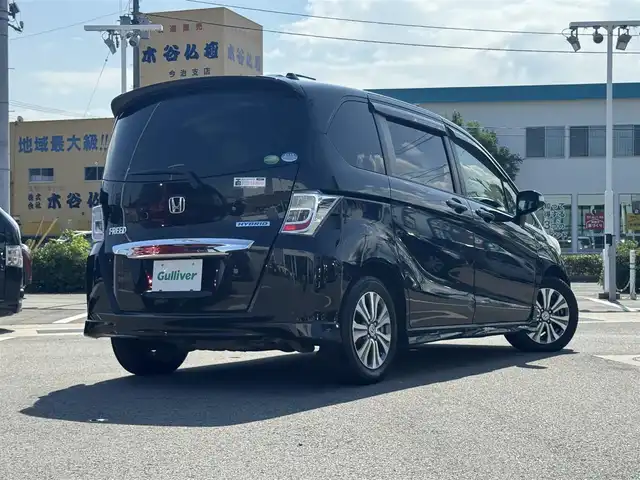ホンダ フリード ハイブリット ジャストセレクション 愛媛県 2013(平25)年 8.4万km プレミアムブラキッシュパール 登録時走行距離：83666Km/純正HDDナビ/AM/FM/ワンセグTV/ＤＶＤ/ETC/ＡＡＣ/Bカメラ/クルーズコントロール/両側パワスラ/横滑り防止装置/盗難防止装置/ハーフレザーシート/キセノンヘッドライト/オートライト/リモコンキー/スペアキー1本/純正アルミホイール/純正フロアマット