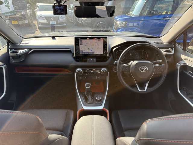 トヨタ ＲＡＶ４ アドベンチャー 三重県 2020(令2)年 1.9万km アッシュグレーメタリック/アーバンカーキ パノラマムーンルーフ/ツートンカラー/寒冷地仕様/ステアリングヒーターセット（ステアリングヒーター/快適温熱シート（運転席/助手席）/シートベンチレーション（助手席））/パノラミックビューモニターセット（パノラマミックビューモニター/カメラ付きドアミラー/ブラインドスポットモニター/リアクロストラフィックブレーキ/ドアミラー足元照明）/9インチディスプレイオーディオ（Bluetooth/TV/AM/FM/USB/Miracast）/セーフティセンス（プリクラッシュセーフティ/レーントレーシングアシストボート/レーダークルーズコントロール/オートマチックハイビーム/ロードサインアシスト）/デジタルインナーミラー/ドライブレコーダー（前後）/ETC2.0/オレンジステッチ入ブラック合皮スポーティシート/パワーシート（運転席）/パワーバックドア/USBポート/オプティトロンメーター（自発光式アナログメーター）/7インチマルチインフォメーション/サテンメッキ加飾付革巻きステアリングホイール/サテンメッキ加飾付革巻きシフトノブ/アクセサリーコンセント(ラゲッジルーム)/スペアキー