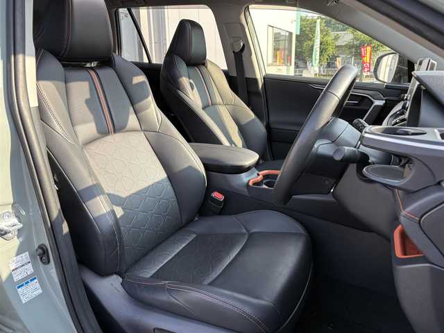 トヨタ ＲＡＶ４ アドベンチャー 三重県 2020(令2)年 1.9万km アッシュグレーメタリック/アーバンカーキ パノラマムーンルーフ/ツートンカラー/寒冷地仕様/ステアリングヒーターセット（ステアリングヒーター/快適温熱シート（運転席/助手席）/シートベンチレーション（助手席））/パノラミックビューモニターセット（パノラマミックビューモニター/カメラ付きドアミラー/ブラインドスポットモニター/リアクロストラフィックブレーキ/ドアミラー足元照明）/9インチディスプレイオーディオ（Bluetooth/TV/AM/FM/USB/Miracast）/セーフティセンス（プリクラッシュセーフティ/レーントレーシングアシストボート/レーダークルーズコントロール/オートマチックハイビーム/ロードサインアシスト）/デジタルインナーミラー/ドライブレコーダー（前後）/ETC2.0/オレンジステッチ入ブラック合皮スポーティシート/パワーシート（運転席）/パワーバックドア/USBポート/オプティトロンメーター（自発光式アナログメーター）/7インチマルチインフォメーション/サテンメッキ加飾付革巻きステアリングホイール/サテンメッキ加飾付革巻きシフトノブ/アクセサリーコンセント(ラゲッジルーム)/スペアキー