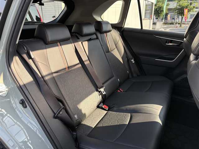 トヨタ ＲＡＶ４ アドベンチャー 三重県 2020(令2)年 1.9万km アッシュグレーメタリック/アーバンカーキ パノラマムーンルーフ/ツートンカラー/寒冷地仕様/ステアリングヒーターセット（ステアリングヒーター/快適温熱シート（運転席/助手席）/シートベンチレーション（助手席））/パノラミックビューモニターセット（パノラマミックビューモニター/カメラ付きドアミラー/ブラインドスポットモニター/リアクロストラフィックブレーキ/ドアミラー足元照明）/9インチディスプレイオーディオ（Bluetooth/TV/AM/FM/USB/Miracast）/セーフティセンス（プリクラッシュセーフティ/レーントレーシングアシストボート/レーダークルーズコントロール/オートマチックハイビーム/ロードサインアシスト）/デジタルインナーミラー/ドライブレコーダー（前後）/ETC2.0/オレンジステッチ入ブラック合皮スポーティシート/パワーシート（運転席）/パワーバックドア/USBポート/オプティトロンメーター（自発光式アナログメーター）/7インチマルチインフォメーション/サテンメッキ加飾付革巻きステアリングホイール/サテンメッキ加飾付革巻きシフトノブ/アクセサリーコンセント(ラゲッジルーム)/スペアキー