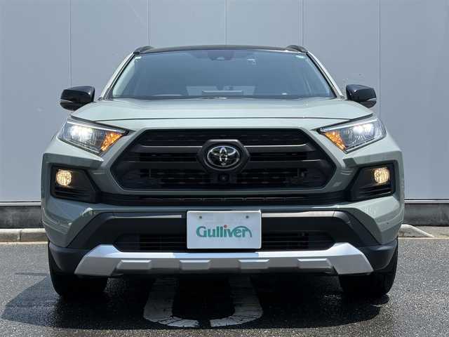 トヨタ ＲＡＶ４ アドベンチャー 三重県 2020(令2)年 1.9万km アッシュグレーメタリック/アーバンカーキ パノラマムーンルーフ/ツートンカラー/寒冷地仕様/ステアリングヒーターセット（ステアリングヒーター/快適温熱シート（運転席/助手席）/シートベンチレーション（助手席））/パノラミックビューモニターセット（パノラマミックビューモニター/カメラ付きドアミラー/ブラインドスポットモニター/リアクロストラフィックブレーキ/ドアミラー足元照明）/9インチディスプレイオーディオ（Bluetooth/TV/AM/FM/USB/Miracast）/セーフティセンス（プリクラッシュセーフティ/レーントレーシングアシストボート/レーダークルーズコントロール/オートマチックハイビーム/ロードサインアシスト）/デジタルインナーミラー/ドライブレコーダー（前後）/ETC2.0/オレンジステッチ入ブラック合皮スポーティシート/パワーシート（運転席）/パワーバックドア/USBポート/オプティトロンメーター（自発光式アナログメーター）/7インチマルチインフォメーション/サテンメッキ加飾付革巻きステアリングホイール/サテンメッキ加飾付革巻きシフトノブ/アクセサリーコンセント(ラゲッジルーム)/スペアキー