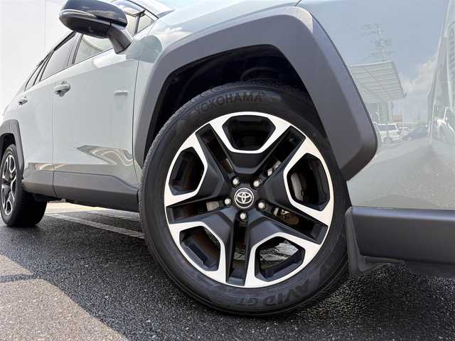 トヨタ ＲＡＶ４ アドベンチャー 三重県 2020(令2)年 1.9万km アッシュグレーメタリック/アーバンカーキ パノラマムーンルーフ/ツートンカラー/寒冷地仕様/ステアリングヒーターセット（ステアリングヒーター/快適温熱シート（運転席/助手席）/シートベンチレーション（助手席））/パノラミックビューモニターセット（パノラマミックビューモニター/カメラ付きドアミラー/ブラインドスポットモニター/リアクロストラフィックブレーキ/ドアミラー足元照明）/9インチディスプレイオーディオ（Bluetooth/TV/AM/FM/USB/Miracast）/セーフティセンス（プリクラッシュセーフティ/レーントレーシングアシストボート/レーダークルーズコントロール/オートマチックハイビーム/ロードサインアシスト）/デジタルインナーミラー/ドライブレコーダー（前後）/ETC2.0/オレンジステッチ入ブラック合皮スポーティシート/パワーシート（運転席）/パワーバックドア/USBポート/オプティトロンメーター（自発光式アナログメーター）/7インチマルチインフォメーション/サテンメッキ加飾付革巻きステアリングホイール/サテンメッキ加飾付革巻きシフトノブ/アクセサリーコンセント(ラゲッジルーム)/スペアキー
