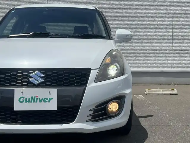 スズキ スイフト スポーツ 秋田県 2015(平27)年 9.7万km スノーホワイトパール 社外ナビ/フルセグ/LEDヘッドライト/社外アルミ/スマートキー/プッシュスタート/クルーズコントロール/社外フロアマット/純正ドアバイザー/ETC/オートライト/オートエアコン/パワーステアリング/パワーウィンドウ/横滑り防止/盗難防止装置/電動格納ウィンカーミラー/保証書/取扱説明書/記録簿