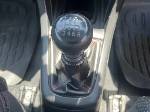 スズキ スイフト スポーツ 秋田県 2015(平27)年 9.7万km スノーホワイトパール 社外ナビ/フルセグ/LEDヘッドライト/社外アルミ/スマートキー/プッシュスタート/クルーズコントロール/社外フロアマット/純正ドアバイザー/ETC/オートライト/オートエアコン/パワーステアリング/パワーウィンドウ/横滑り防止/盗難防止装置/電動格納ウィンカーミラー/保証書/取扱説明書/記録簿