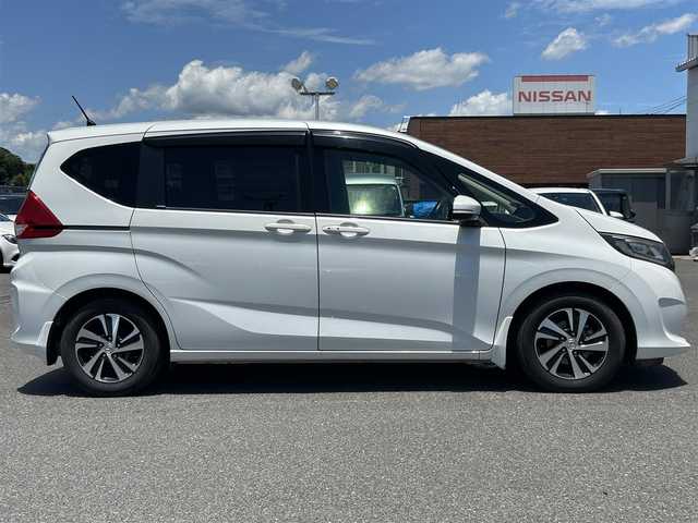 ホンダ フリード G ホンダセンシング 広島県 2017(平29)年 8.4万km ホワイトオーキッドパール ワンオーナー/純正ナビ/「CD/DVD/Bluetooth/フルセグTV/AM/FM」/バックカメラ/両側パワースライドドア/衝突被害軽減システム/レーダークルーズコントロール/レーンキープアシスト/標識認識機能/路外逸脱抑制機能/LEDヘッドライト/オートライト/ドライブレコーダー/ETC/プッシュスタート/スペアキー×1/保証書/取扱説明書