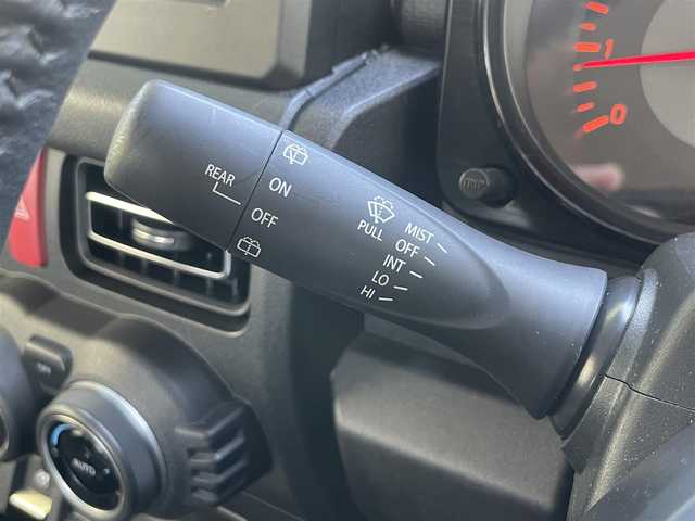 スズキ ジムニー シエラ JC 静岡県 2024(令6)年 0.5万km ピュアホワイトP １オーナー　/デュアルセンサーブレーキサポート　/車線逸脱警告/クルコン 　/アイドリングストップ　/前席シートヒーター　/ドアミラーヒーター　/ＬＥＤライト　/オートライト　/ラバーマット　/マットフラップ　/ドアバイザー/スマートキー /スペアキー/保証書/取説