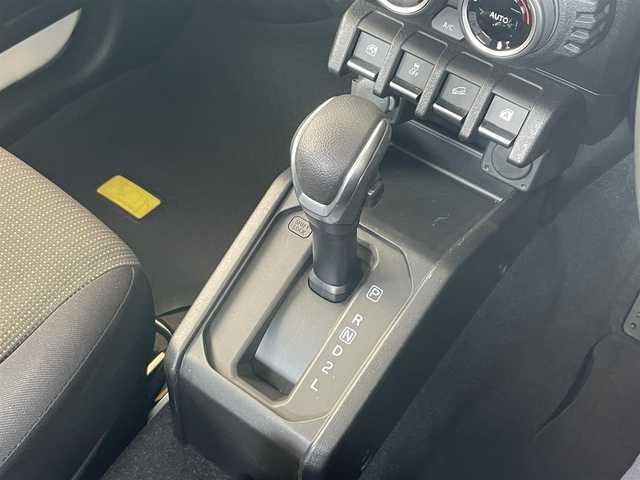スズキ ジムニー シエラ JC 静岡県 2024(令6)年 0.5万km ピュアホワイトP １オーナー　/デュアルセンサーブレーキサポート　/車線逸脱警告/クルコン 　/アイドリングストップ　/前席シートヒーター　/ドアミラーヒーター　/ＬＥＤライト　/オートライト　/ラバーマット　/マットフラップ　/ドアバイザー/スマートキー /スペアキー/保証書/取説