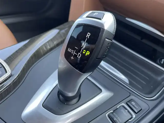 ＢＭＷ ３２０ｉ ラグジュアリー 滋賀県 2015(平27)年 4.1万km アルピンホワイトⅢ レザーシート(ブラウン)/シートヒーター(D/N席)/パワーシート(D/N席)/純正ナビ/CD/DVD/BT/USB/Bカメラ/ドライビングアシスト/ACC/LKA/ルームミラーETC/純正17インチAW/純正フロアマット/スペアキー1本
