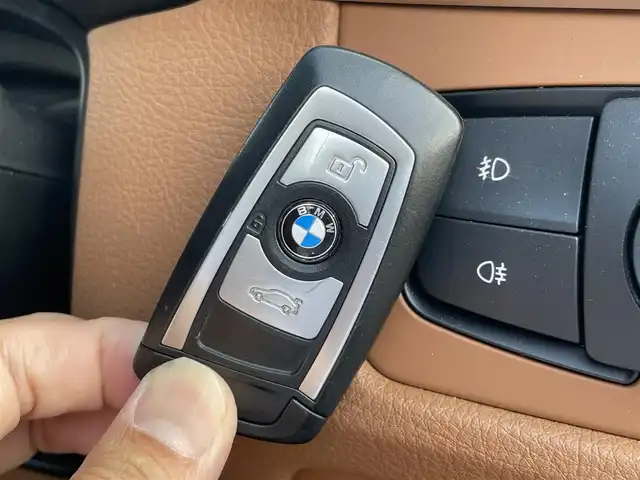 ＢＭＷ ３２０ｉ ラグジュアリー 滋賀県 2015(平27)年 4.1万km アルピンホワイトⅢ レザーシート(ブラウン)/シートヒーター(D/N席)/パワーシート(D/N席)/純正ナビ/CD/DVD/BT/USB/Bカメラ/ドライビングアシスト/ACC/LKA/ルームミラーETC/純正17インチAW/純正フロアマット/スペアキー1本