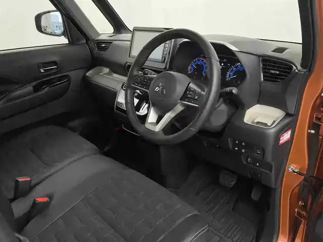 三菱 デリカミニ T プレミアム 栃木県 2025(令7)年 0.2万km オレンジⅡ 4WD/ターボ/デジタルルームーミラー/マルチアラウンドモニター/三菱e-Assist デリカミニ Tプレミアム/　衝突被害軽減ブレーキ/　踏み間違い防止アシスト/　オートハイビーム/　車線逸脱警告/　先行者発進通知/　標識認知システム/　車線維持支援/　ふらつき警報/　前方衝突予測警報/高速道路 同一車線運転支援機能 マイパイロット/レーダークルーズコントロール/ヒルディセントコントロール/両側パワースライドドア/ビルトインETC/ルーフレール/ステアリングヒーター/シートヒーター/アイドリングストップ/LEDヘッドライト/LEDフォグランプ/助手席シートバックテーブル/純正15インチアルミホイール/純正フロアマット(ラバータイプ)/スマートキー×2本/保証書、取扱説明書