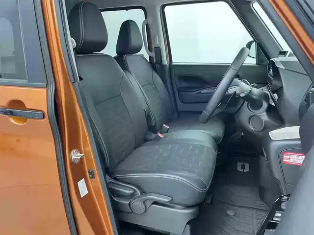 三菱 デリカミニ T プレミアム 栃木県 2025(令7)年 0.2万km オレンジⅡ 4WD/ターボ/デジタルルームーミラー/マルチアラウンドモニター/三菱e-Assist デリカミニ Tプレミアム/　衝突被害軽減ブレーキ/　踏み間違い防止アシスト/　オートハイビーム/　車線逸脱警告/　先行者発進通知/　標識認知システム/　車線維持支援/　ふらつき警報/　前方衝突予測警報/高速道路 同一車線運転支援機能 マイパイロット/レーダークルーズコントロール/ヒルディセントコントロール/両側パワースライドドア/ビルトインETC/ルーフレール/ステアリングヒーター/シートヒーター/アイドリングストップ/LEDヘッドライト/LEDフォグランプ/助手席シートバックテーブル/純正15インチアルミホイール/純正フロアマット(ラバータイプ)/スマートキー×2本/保証書、取扱説明書