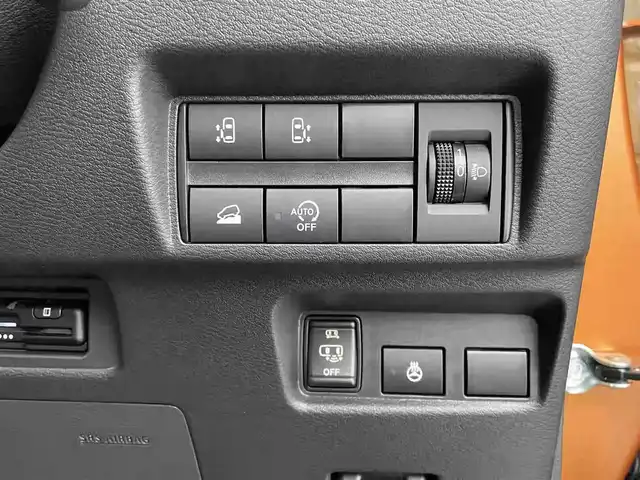 三菱 デリカミニ T プレミアム 栃木県 2025(令7)年 0.2万km オレンジⅡ 4WD/ターボ/デジタルルームーミラー/マルチアラウンドモニター/三菱e-Assist デリカミニ Tプレミアム/　衝突被害軽減ブレーキ/　踏み間違い防止アシスト/　オートハイビーム/　車線逸脱警告/　先行者発進通知/　標識認知システム/　車線維持支援/　ふらつき警報/　前方衝突予測警報/高速道路 同一車線運転支援機能 マイパイロット/レーダークルーズコントロール/ヒルディセントコントロール/両側パワースライドドア/ビルトインETC/ルーフレール/ステアリングヒーター/シートヒーター/アイドリングストップ/LEDヘッドライト/LEDフォグランプ/助手席シートバックテーブル/純正15インチアルミホイール/純正フロアマット(ラバータイプ)/スマートキー×2本/保証書、取扱説明書