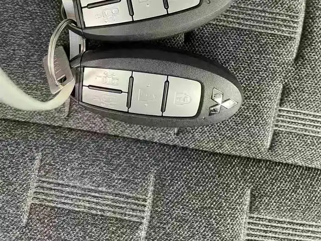 三菱 デリカミニ T プレミアム 栃木県 2025(令7)年 0.2万km オレンジⅡ 4WD/ターボ/デジタルルームーミラー/マルチアラウンドモニター/三菱e-Assist デリカミニ Tプレミアム/　衝突被害軽減ブレーキ/　踏み間違い防止アシスト/　オートハイビーム/　車線逸脱警告/　先行者発進通知/　標識認知システム/　車線維持支援/　ふらつき警報/　前方衝突予測警報/高速道路 同一車線運転支援機能 マイパイロット/レーダークルーズコントロール/ヒルディセントコントロール/両側パワースライドドア/ビルトインETC/ルーフレール/ステアリングヒーター/シートヒーター/アイドリングストップ/LEDヘッドライト/LEDフォグランプ/助手席シートバックテーブル/純正15インチアルミホイール/純正フロアマット(ラバータイプ)/スマートキー×2本/保証書、取扱説明書