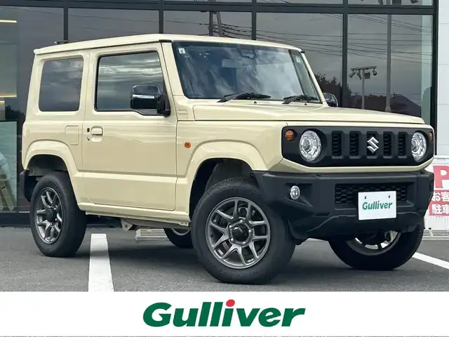 スズキ ジムニー XC 栃木県 2024(令6)年 0.8万km シフォンアイボリーM スズキセーフティサポート/・デュアルブレーキセンサーサポート/・誤発進抑制機能/・車線逸脱警報機能/・ふらつき警報機能/・標識認識機能/・ハイビームアシスト/・先行車発進お知らせ機能/社外ナビ/・BT/iPod/USB/・AUX/FM/AM/バックカメラ/ビルトインETC/クルーズコントロール/革巻きステアリング/ステアリングスイッチ/コーナーセンサー/D/N席シートヒーター/アイドリングストップ/ダウンヒルアシストコントロール/スマートキー/プッシュスタート/LEDヘッドライト/フォグランプ/オートライト/フロアマット/純正１６インチAW/横滑り防止システム/電動格納ウィンカーミラー