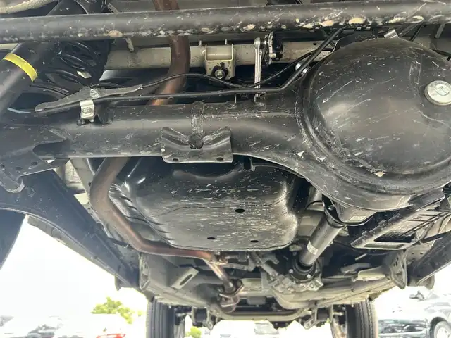 スズキ ジムニー XC 栃木県 2024(令6)年 0.8万km シフォンアイボリーM スズキセーフティサポート/・デュアルブレーキセンサーサポート/・誤発進抑制機能/・車線逸脱警報機能/・ふらつき警報機能/・標識認識機能/・ハイビームアシスト/・先行車発進お知らせ機能/社外ナビ/・BT/iPod/USB/・AUX/FM/AM/バックカメラ/ビルトインETC/クルーズコントロール/革巻きステアリング/ステアリングスイッチ/コーナーセンサー/D/N席シートヒーター/アイドリングストップ/ダウンヒルアシストコントロール/スマートキー/プッシュスタート/LEDヘッドライト/フォグランプ/オートライト/フロアマット/純正１６インチAW/横滑り防止システム/電動格納ウィンカーミラー