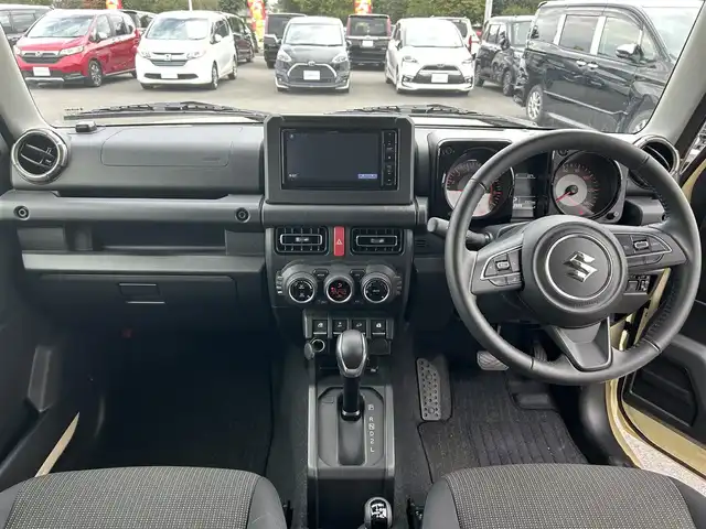 スズキ ジムニー XC 栃木県 2024(令6)年 0.8万km シフォンアイボリーM スズキセーフティサポート/・デュアルブレーキセンサーサポート/・誤発進抑制機能/・車線逸脱警報機能/・ふらつき警報機能/・標識認識機能/・ハイビームアシスト/・先行車発進お知らせ機能/社外ナビ/・BT/iPod/USB/・AUX/FM/AM/バックカメラ/ビルトインETC/クルーズコントロール/革巻きステアリング/ステアリングスイッチ/コーナーセンサー/D/N席シートヒーター/アイドリングストップ/ダウンヒルアシストコントロール/スマートキー/プッシュスタート/LEDヘッドライト/フォグランプ/オートライト/フロアマット/純正１６インチAW/横滑り防止システム/電動格納ウィンカーミラー