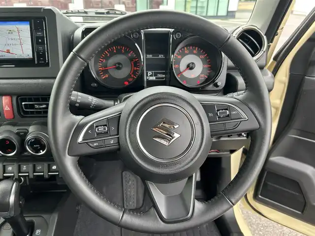 スズキ ジムニー XC 栃木県 2024(令6)年 0.8万km シフォンアイボリーM スズキセーフティサポート/・デュアルブレーキセンサーサポート/・誤発進抑制機能/・車線逸脱警報機能/・ふらつき警報機能/・標識認識機能/・ハイビームアシスト/・先行車発進お知らせ機能/社外ナビ/・BT/iPod/USB/・AUX/FM/AM/バックカメラ/ビルトインETC/クルーズコントロール/革巻きステアリング/ステアリングスイッチ/コーナーセンサー/D/N席シートヒーター/アイドリングストップ/ダウンヒルアシストコントロール/スマートキー/プッシュスタート/LEDヘッドライト/フォグランプ/オートライト/フロアマット/純正１６インチAW/横滑り防止システム/電動格納ウィンカーミラー
