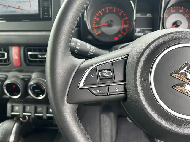スズキ ジムニー XC 栃木県 2024(令6)年 0.8万km シフォンアイボリーM スズキセーフティサポート/・デュアルブレーキセンサーサポート/・誤発進抑制機能/・車線逸脱警報機能/・ふらつき警報機能/・標識認識機能/・ハイビームアシスト/・先行車発進お知らせ機能/社外ナビ/・BT/iPod/USB/・AUX/FM/AM/バックカメラ/ビルトインETC/クルーズコントロール/革巻きステアリング/ステアリングスイッチ/コーナーセンサー/D/N席シートヒーター/アイドリングストップ/ダウンヒルアシストコントロール/スマートキー/プッシュスタート/LEDヘッドライト/フォグランプ/オートライト/フロアマット/純正１６インチAW/横滑り防止システム/電動格納ウィンカーミラー