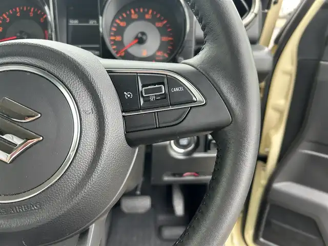 スズキ ジムニー XC 栃木県 2024(令6)年 0.8万km シフォンアイボリーM スズキセーフティサポート/・デュアルブレーキセンサーサポート/・誤発進抑制機能/・車線逸脱警報機能/・ふらつき警報機能/・標識認識機能/・ハイビームアシスト/・先行車発進お知らせ機能/社外ナビ/・BT/iPod/USB/・AUX/FM/AM/バックカメラ/ビルトインETC/クルーズコントロール/革巻きステアリング/ステアリングスイッチ/コーナーセンサー/D/N席シートヒーター/アイドリングストップ/ダウンヒルアシストコントロール/スマートキー/プッシュスタート/LEDヘッドライト/フォグランプ/オートライト/フロアマット/純正１６インチAW/横滑り防止システム/電動格納ウィンカーミラー