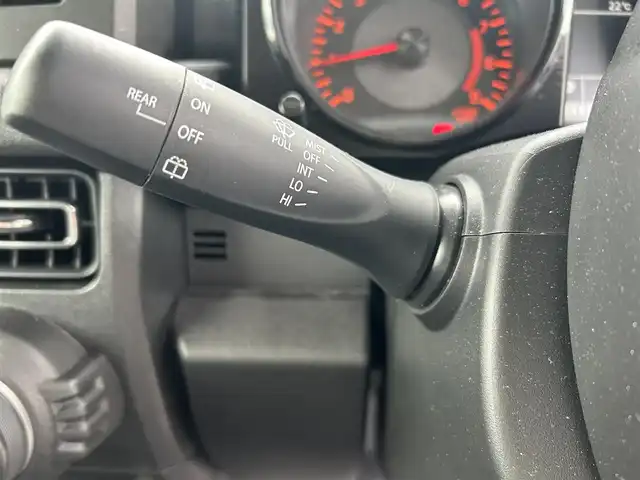 スズキ ジムニー XC 栃木県 2024(令6)年 0.8万km シフォンアイボリーM スズキセーフティサポート/・デュアルブレーキセンサーサポート/・誤発進抑制機能/・車線逸脱警報機能/・ふらつき警報機能/・標識認識機能/・ハイビームアシスト/・先行車発進お知らせ機能/社外ナビ/・BT/iPod/USB/・AUX/FM/AM/バックカメラ/ビルトインETC/クルーズコントロール/革巻きステアリング/ステアリングスイッチ/コーナーセンサー/D/N席シートヒーター/アイドリングストップ/ダウンヒルアシストコントロール/スマートキー/プッシュスタート/LEDヘッドライト/フォグランプ/オートライト/フロアマット/純正１６インチAW/横滑り防止システム/電動格納ウィンカーミラー