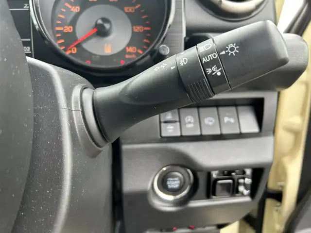 スズキ ジムニー XC 栃木県 2024(令6)年 0.8万km シフォンアイボリーM スズキセーフティサポート/・デュアルブレーキセンサーサポート/・誤発進抑制機能/・車線逸脱警報機能/・ふらつき警報機能/・標識認識機能/・ハイビームアシスト/・先行車発進お知らせ機能/社外ナビ/・BT/iPod/USB/・AUX/FM/AM/バックカメラ/ビルトインETC/クルーズコントロール/革巻きステアリング/ステアリングスイッチ/コーナーセンサー/D/N席シートヒーター/アイドリングストップ/ダウンヒルアシストコントロール/スマートキー/プッシュスタート/LEDヘッドライト/フォグランプ/オートライト/フロアマット/純正１６インチAW/横滑り防止システム/電動格納ウィンカーミラー