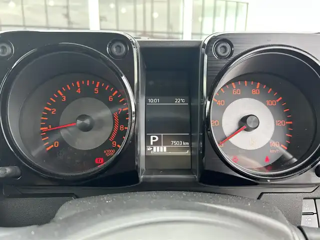スズキ ジムニー XC 栃木県 2024(令6)年 0.8万km シフォンアイボリーM スズキセーフティサポート/・デュアルブレーキセンサーサポート/・誤発進抑制機能/・車線逸脱警報機能/・ふらつき警報機能/・標識認識機能/・ハイビームアシスト/・先行車発進お知らせ機能/社外ナビ/・BT/iPod/USB/・AUX/FM/AM/バックカメラ/ビルトインETC/クルーズコントロール/革巻きステアリング/ステアリングスイッチ/コーナーセンサー/D/N席シートヒーター/アイドリングストップ/ダウンヒルアシストコントロール/スマートキー/プッシュスタート/LEDヘッドライト/フォグランプ/オートライト/フロアマット/純正１６インチAW/横滑り防止システム/電動格納ウィンカーミラー