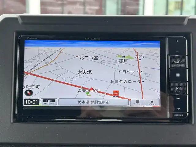 スズキ ジムニー XC 栃木県 2024(令6)年 0.8万km シフォンアイボリーM スズキセーフティサポート/・デュアルブレーキセンサーサポート/・誤発進抑制機能/・車線逸脱警報機能/・ふらつき警報機能/・標識認識機能/・ハイビームアシスト/・先行車発進お知らせ機能/社外ナビ/・BT/iPod/USB/・AUX/FM/AM/バックカメラ/ビルトインETC/クルーズコントロール/革巻きステアリング/ステアリングスイッチ/コーナーセンサー/D/N席シートヒーター/アイドリングストップ/ダウンヒルアシストコントロール/スマートキー/プッシュスタート/LEDヘッドライト/フォグランプ/オートライト/フロアマット/純正１６インチAW/横滑り防止システム/電動格納ウィンカーミラー
