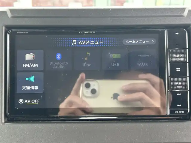 スズキ ジムニー XC 栃木県 2024(令6)年 0.8万km シフォンアイボリーM スズキセーフティサポート/・デュアルブレーキセンサーサポート/・誤発進抑制機能/・車線逸脱警報機能/・ふらつき警報機能/・標識認識機能/・ハイビームアシスト/・先行車発進お知らせ機能/社外ナビ/・BT/iPod/USB/・AUX/FM/AM/バックカメラ/ビルトインETC/クルーズコントロール/革巻きステアリング/ステアリングスイッチ/コーナーセンサー/D/N席シートヒーター/アイドリングストップ/ダウンヒルアシストコントロール/スマートキー/プッシュスタート/LEDヘッドライト/フォグランプ/オートライト/フロアマット/純正１６インチAW/横滑り防止システム/電動格納ウィンカーミラー
