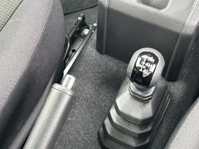 スズキ ジムニー XC 栃木県 2024(令6)年 0.8万km シフォンアイボリーM スズキセーフティサポート/・デュアルブレーキセンサーサポート/・誤発進抑制機能/・車線逸脱警報機能/・ふらつき警報機能/・標識認識機能/・ハイビームアシスト/・先行車発進お知らせ機能/社外ナビ/・BT/iPod/USB/・AUX/FM/AM/バックカメラ/ビルトインETC/クルーズコントロール/革巻きステアリング/ステアリングスイッチ/コーナーセンサー/D/N席シートヒーター/アイドリングストップ/ダウンヒルアシストコントロール/スマートキー/プッシュスタート/LEDヘッドライト/フォグランプ/オートライト/フロアマット/純正１６インチAW/横滑り防止システム/電動格納ウィンカーミラー