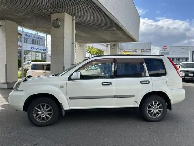 日産 エクストレイル Stt 宮城県 2005(平17)年 10.1万km ホワイトパール ・社外ナビ/(carrozzeria)/（AVIC-RZ900）/（フルセグTV/Bluetooth/CD/DVD/ミュージックサーバー）/・レザーシート/・前席シートヒーター/・革ステアリング/・電動格納ミラー/・HIDライト/・フロントフォグランプ/・フロアマット/・バイザー/・リアプライバシーガラス/・リモコンキー/・社外15インチアルミホイール/・ルーフレール/・Wエアバッグ/・取扱説明書