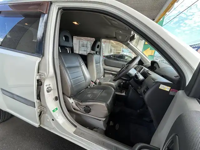 日産 エクストレイル Stt 宮城県 2005(平17)年 10.1万km ホワイトパール ・社外ナビ/(carrozzeria)/（AVIC-RZ900）/（フルセグTV/Bluetooth/CD/DVD/ミュージックサーバー）/・レザーシート/・前席シートヒーター/・革ステアリング/・電動格納ミラー/・HIDライト/・フロントフォグランプ/・フロアマット/・バイザー/・リアプライバシーガラス/・リモコンキー/・社外15インチアルミホイール/・ルーフレール/・Wエアバッグ/・取扱説明書