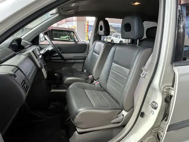 日産 エクストレイル Stt 宮城県 2005(平17)年 10.1万km ホワイトパール ・社外ナビ/(carrozzeria)/（AVIC-RZ900）/（フルセグTV/Bluetooth/CD/DVD/ミュージックサーバー）/・レザーシート/・前席シートヒーター/・革ステアリング/・電動格納ミラー/・HIDライト/・フロントフォグランプ/・フロアマット/・バイザー/・リアプライバシーガラス/・リモコンキー/・社外15インチアルミホイール/・ルーフレール/・Wエアバッグ/・取扱説明書