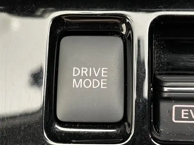 日産 キックス オーテック 道央・札幌 2023(令5)年 2万km ブリリアントホワイトパール ・4WD/・アラウンドビューモニター/・純正ナビ/CD/USB/フルセグTV/・ビルドインETC/・前後ドライブレコーダー/・衝突軽減ブレーキ/・横滑り防止装置/・レーンキープアシスト/・前後コーナーセンサー/・プロパイロット/・ブレーキホールド/・電動パーキングブレーキ/・コーナーリングスタビリティアシスト/・エマージェンシーブレーキ/LDW/LDP/・セーフティアシスト/・VIPERセキュリティ/・オートライト/・LEDライト/・LEDフォグランプ/・レベライザー/・シートヒーター/・プッシュスタート/・ステアヒーター/・スマートキー/・純正フロアマット/・ドアバイザー